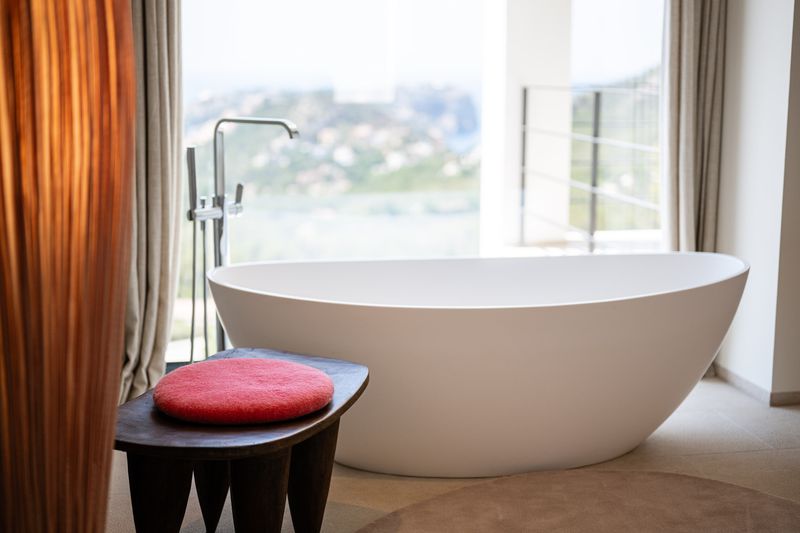 Free-standing bathtub with sea view