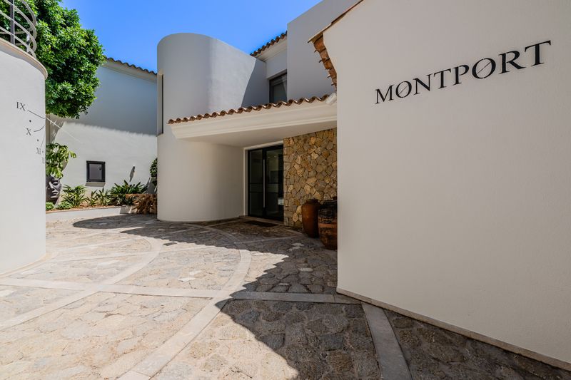 Villa Montport entrance with the engraved stone name wall