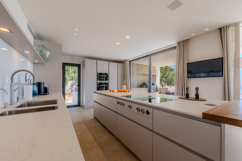 Open-plan living with panoramic glazing