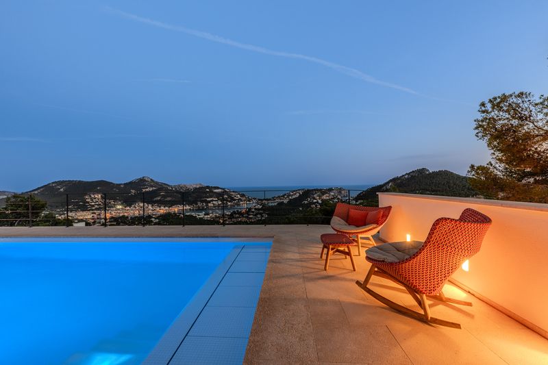 Loungers at the infinity edge