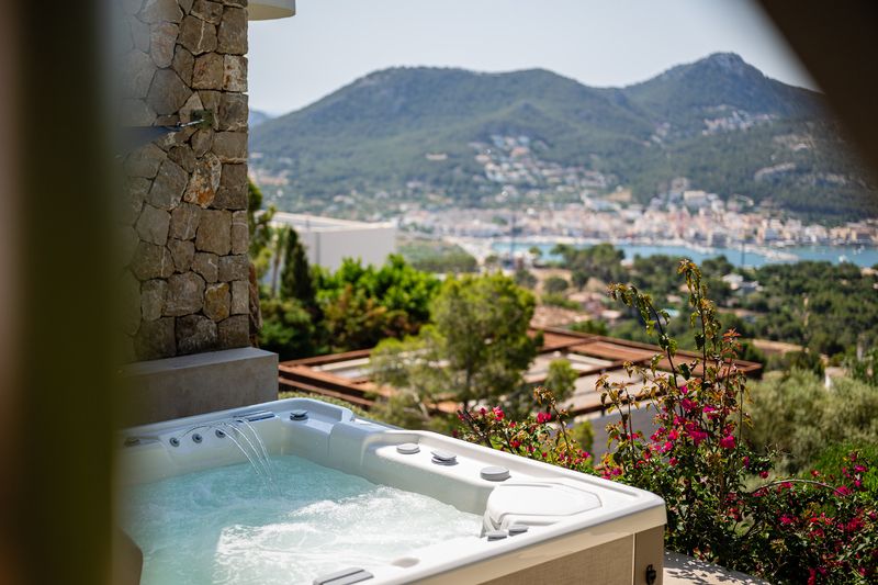 Whirlpool with a view of the harbour